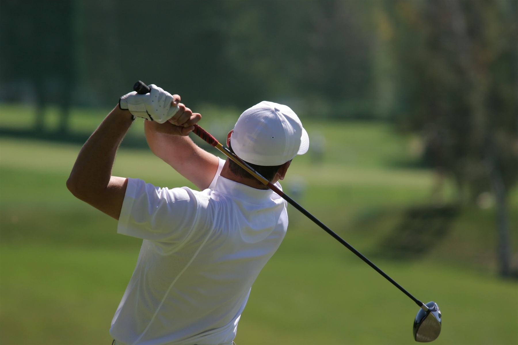 A man playing golf in Big Sky.